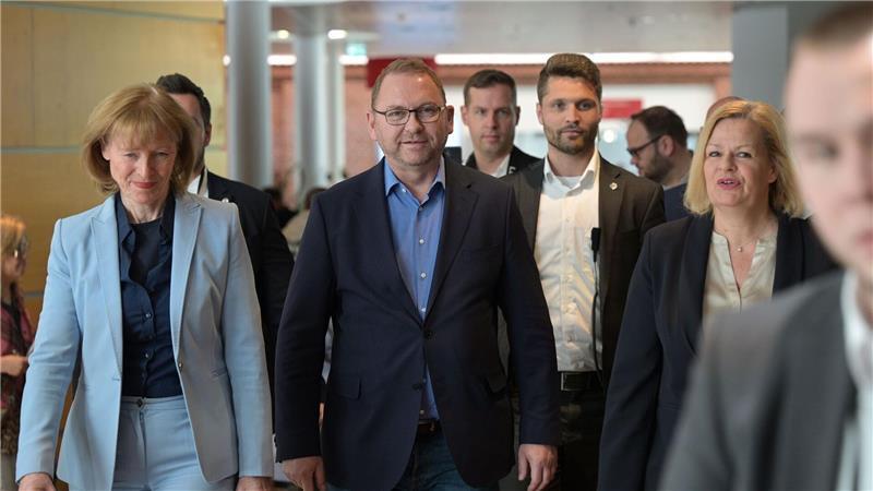 Einigung im öffentlichen Dienst von Bund und Kommunen Endlich eine Lösung: Die Unterhändler der Tarifrunde für den öffentlichen Dienst von Bund und Kommunen gehen gemeinsam zur Pressekonferenz.