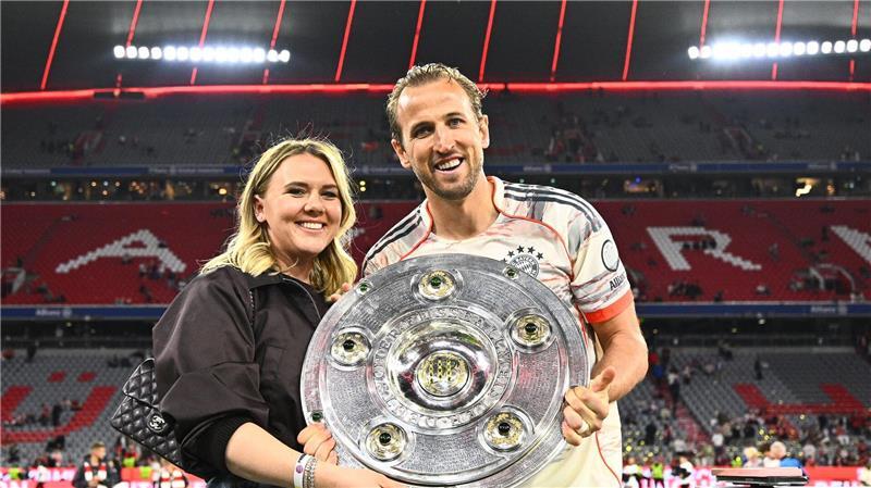 Müller-Abschied mit Pointe und Kakadu - „Wird ewig wirken“ Endlich eine Trophäe: Harry Kane mit Frau Katie Goodland.