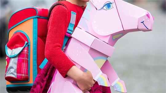 Endlich geht es los: Mit der Schultüte geht’s zum ersten Mal in die Schule. (Symbolbild)