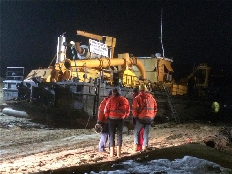 Endlich geschafft: Drei Viertel des Saugbaggers liegen an Land .