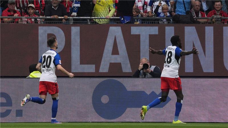 HSV gewinnt letztes Saison-Heimspiel gegen müde Freiburger Endlich getroffen: HSV-Spieler Bakery Jatta bejubelt sein erstes Bundesliga-Tor.