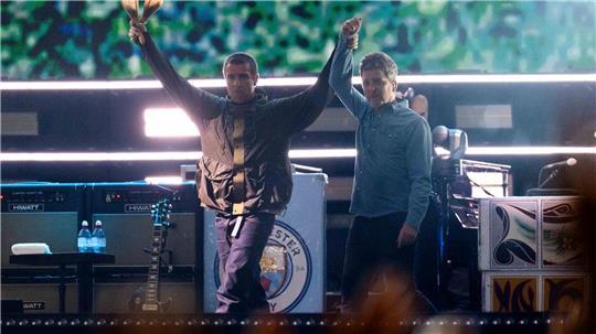Endlich vereint: Liam und Noel Gallagher auf der Bühne.