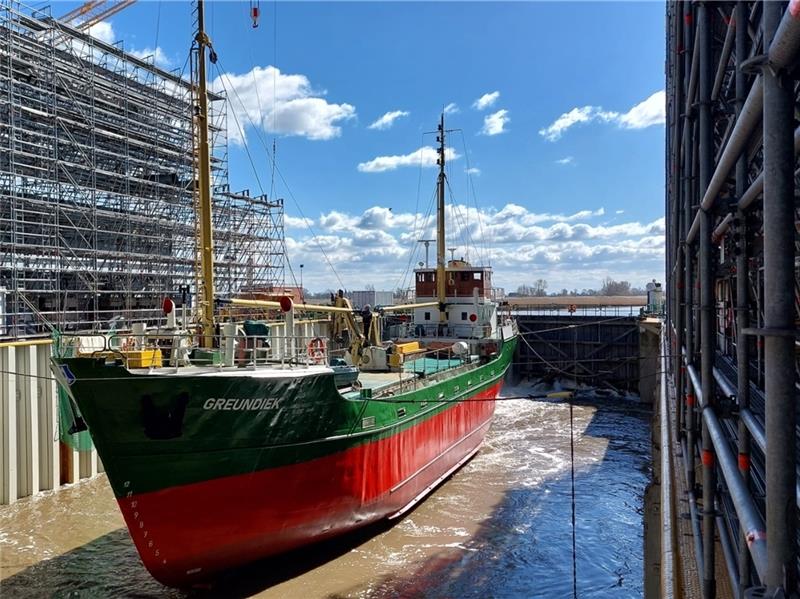 Nach Werftaufenthalt: Stader Greundiek strahlt im neuen Glanz Endlich wieder Wasser unterm Kiel: Nach den Sanierungsarbeiten auf der Peterswerft wird das Dock geflutet. Fotos: Gerd Becker