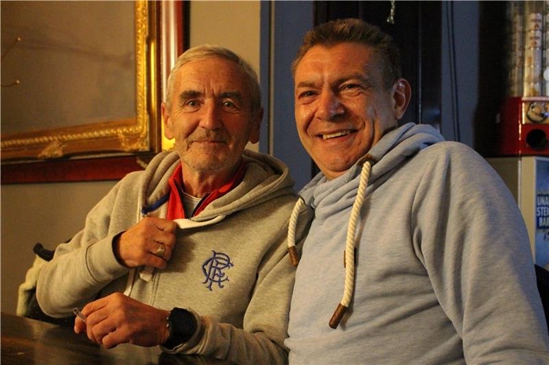 Endlich wieder am Abend andere Leute treffen: Dane McMillan (links) aus Schottland und Stefan Häußler .