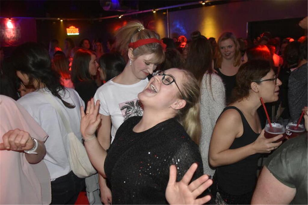Endlich wieder ausgelassen Tanzen - viele Mütter genießen den kinderfreien Abend...