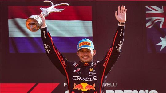 Endlich wieder ein Siegerpokal - 112 Tage musste Verstappen darauf warten. 