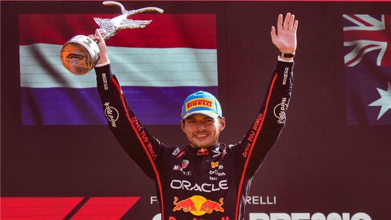 Red Bulls „Wiedergeburt“: Verstappen-Jubel im roten Rauch Endlich wieder ein Siegerpokal - 112 Tage musste Verstappen darauf warten.