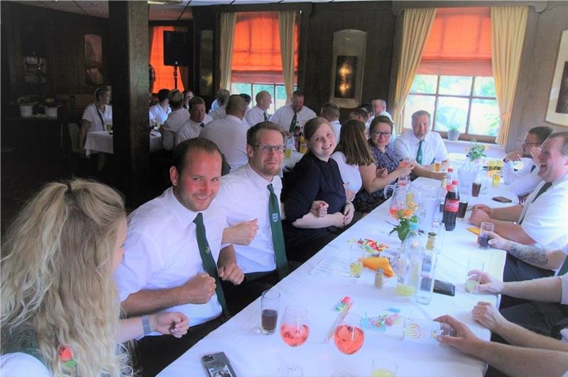 Endlich wieder schunkeln : Beim kleinen Schützenfest in Balje brachte DJ Rüdiger die 75 Teilnehmer in Schwung. Foto: Brandt