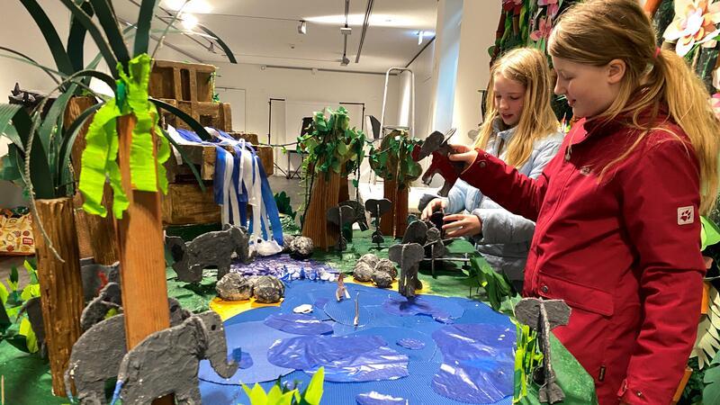 Endspurt vor den Osterferien: Marie und Helen (von links) von der Grundschule Hedendorf positionieren die Elefantenherde.