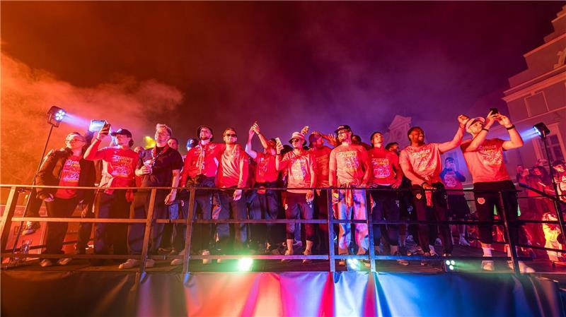 Energie Cottbus feiert den Aufstieg in die zweite Liga.
