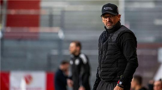 Energie-Trainer Claus-Dieter Wollitz peilt den Aufstieg in die zweite Liga an. (Archivbild)