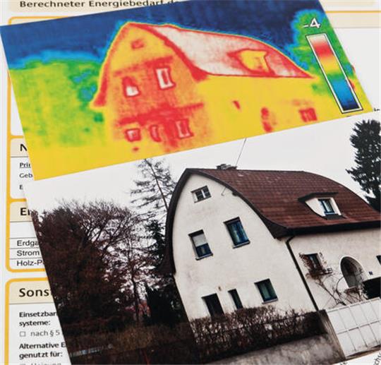 Energie sparen durch Wärmedämmung: So sieht ein mit der Wärmebildkamera fotografiertes Wohnhaus aus.