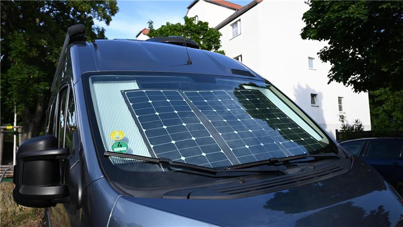 Stromausfall legt Teile von Stade lahm Energie vom Himmel: Eine mobile Solaranlage sorgt in einem Wohnmobil für frisch geladene Akkus.