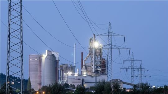 Energieintensive Betriebe wie zum Beispiel Zementwerke kommen für die Förderung in Frage. (Symbolbild)