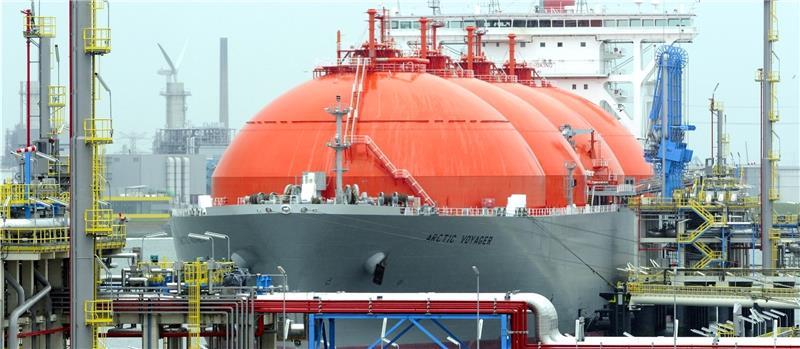 Energieversorgung sichern: Schifffahrtsexperten der CDU/CDU wollen sich für den Bau eines 800 Millionen Euro teuren LNG-Anlieferungsterminals für Industrie und Schifffahrt stark machen. Das Foto zeigt den Flüssiggas-Tanker „Arctic Voyager“ 