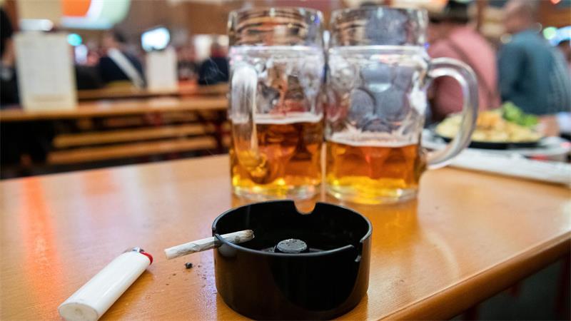 Energydrinks werden häufig zusammen mit anderen gesundheitsschädlichen Gütern konsumiert. (Illustration)