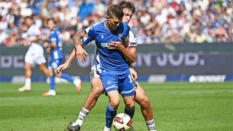 Eng bewacht: KSC-Spielmacher Marvin Wanitzek (vorn).