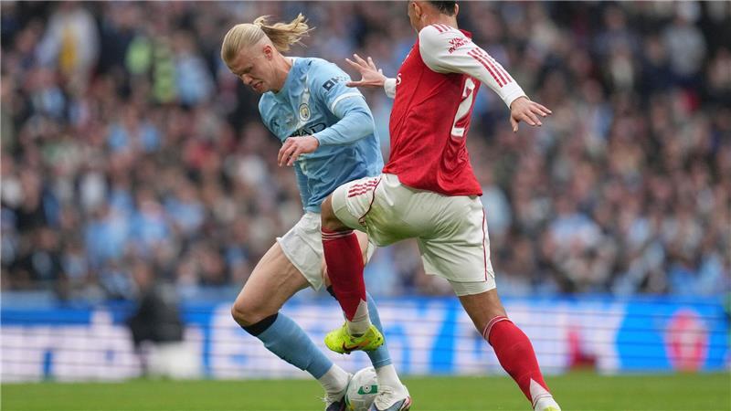 Manchester City schnappt Arsenal den Liga-Pokal weg Eng gedeckt: Manchesters Starstürmer Erling Haaland.
