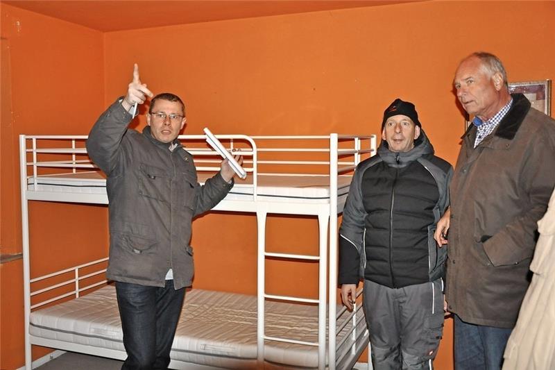 Ortstermin im Asyl-Wohnheim Eng ist der Schlafraum mit Etagenbetten für bis zu vier Personen in der Asyl- und Obdachlosenheim in Wöhrden: Rathausmitarbeiter Jens Hadler zeigt Dirk Dehmel und Dr. Hans-Joachim Raydt (von links) den Brandmelder. Lankuttis