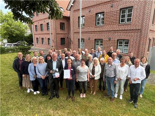 Engagiert: Die Lokale Aktionsgruppe der Leader-Region „Altes Land und Geestrand“ ist besetzt mit Vertretern aus den vier Kommunen sowie aus dem Wirtschafts-, Kultur-, Natur- und Klimaschutz- sowie Sozialbereich. Nach der Sitzung im Dorfgeme