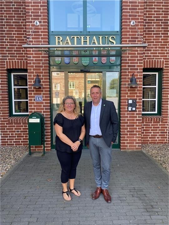 Engagiert: Gleichstellungsbeauftragte Michelle Baxmann und Samtgemeinde-Bürgermeister Timo Gerke. Foto: SG Lühe