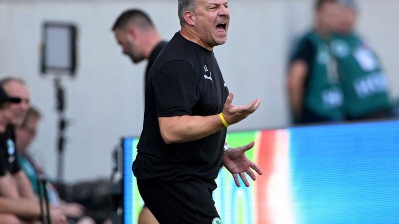 Fürther Torgeschenk rettet Paderborn Platz eins Engagiert am Spielfeldrand: Fürths Trainer Alexander Zorniger.