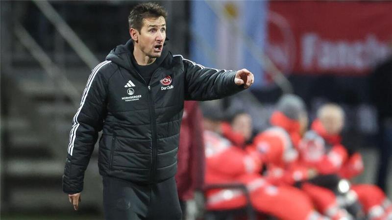 Kloses Nürnberger jubeln nach spätem Joker-Tor Engagiert am Spielfeldrand: Miroslav Klose.