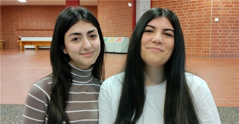 Warum sich Schüler ehrenamtlich engagieren sollen Engagiert in der Schule: Maya Omar und Zara Karahan.Foto: Lohmann