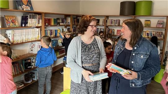 Engagierte Eltern sichern den Betrieb der Schulbücherei in Guderhandviertel. Stefanie Beckmann und Christina Stechmann-Reese engagieren sich.