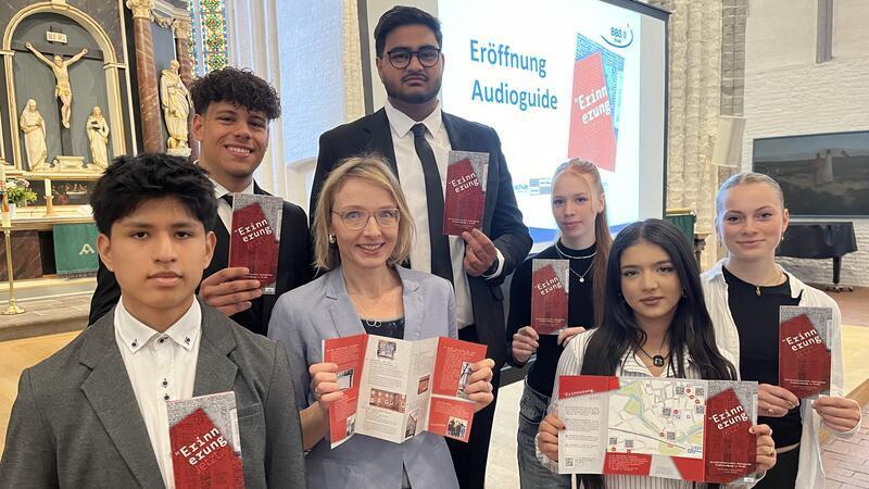 Engagierte Schüler der Berufsbildenden Schulen II stellen in der St.-Wilhaldi-Kirche den antifaschistischen Audioguide „Erinnerung. Jetzt“ zur NS-Zeit in Stade vor: Rolf Paredes, Leon Nunez, Manroop Singh, Lehrerin Sabine Wramba, Lena Hinrichs, Chaim M’barek und Linn Kottmann (von links).