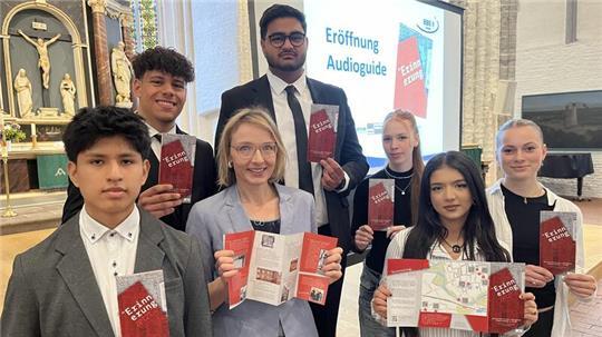 Engagierte Schüler der Berufsbildenden Schulen II stellen in der St.-Wilhaldi-Kirche den antifaschistischen Audioguide „Erinnerung. Jetzt“ zur NS-Zeit in Stade vor: Rolf Paredes, Leon Nunez, Manroop Singh, Lehrerin Sabine Wramba, Lena Hinrichs, Chaim M’barek und Linn Kottmann (von links).