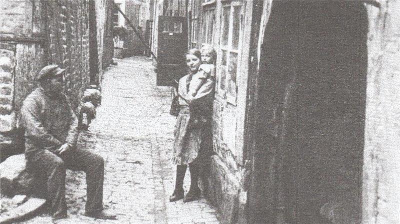 Enge Gassen waren um 1900 charakteristisch für das Viertel Stavenort in Buxtehude. Vor allem Arbeitsmänner und ihre Familien lebten hier - meist am Rande des Existenzminimums.