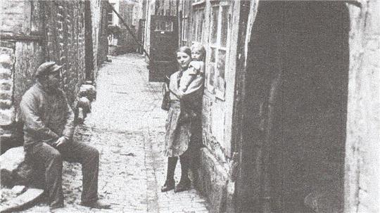 Enge Gassen waren um 1900 charakteristisch für das Viertel Stavenort in Buxtehude. Vor allem Arbeitsmänner und ihre Familien lebten hier - meist am Rande des Existenzminimums.