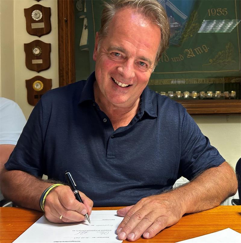 Engelschoff hofft auf Sonnensegen und Geldregen: Solarpark kann kommen Engelschoffs Bürgermeister Sven Frisch bei der Vertragsunterzeichnung. Er freut sich sichtlich über das Projekt Solarpark.