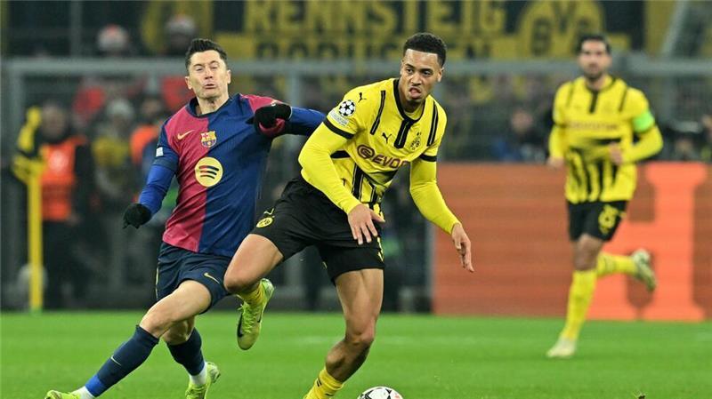 Sorgen um Schlotterbeck: BVB unterliegt Flicks Barça Enges Spiel: Der BVB mit Felix Nmecha (r) und Barcelona mit Robert Lewandowski lieferten sich viele packende Duelle.