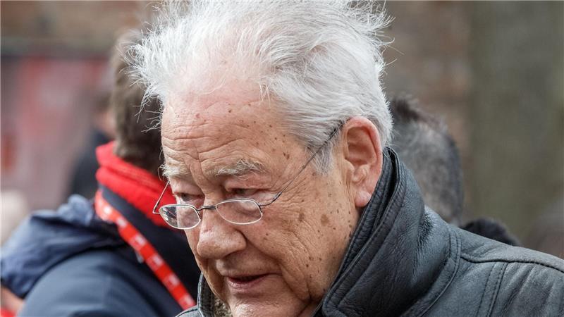 Ex-Ministerpräsident verkauft Currywurst für guten Zweck Engholm, ehemaliger Ministerpräsident Schleswig-Holsteins, will vor dem von der Schließung bedrohten Lübecker Café „Salut“ Currywurst verkaufen. (Archivbild)