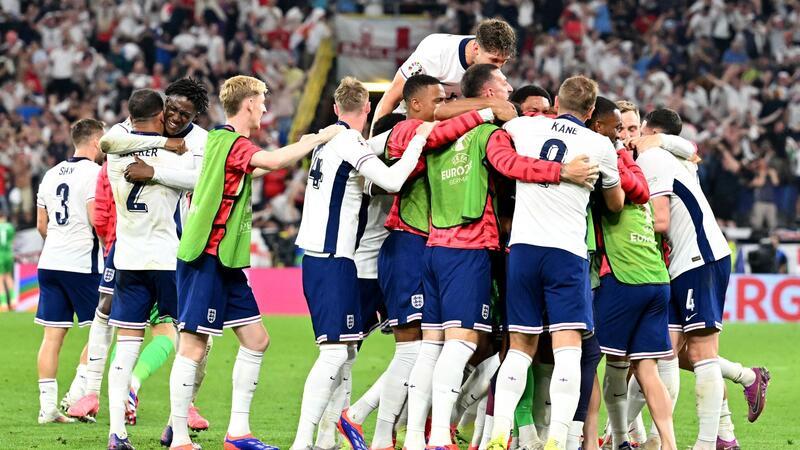 England setzte sich dank eines späten Treffers mit 2:1 gegen die Niederlande durch.