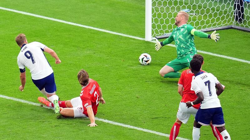 Englands Harry Kane (l) überwindet Dänemarks Torhüter Kasper Schmeichel (hinten).