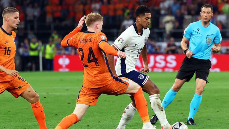 Englands Jude Bellingham (r) im Zweikampf mit Jerdy Schouten von den Niederlanden.