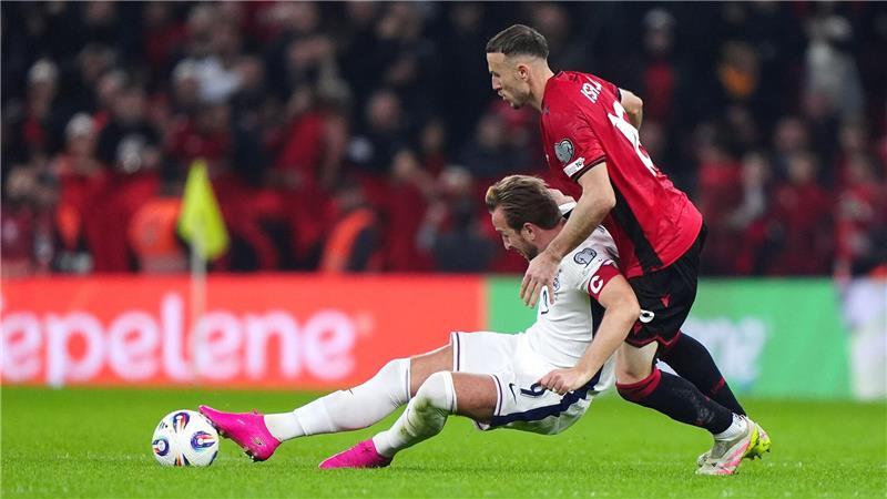 Englands Kapitän Harry Kane (l) trifft auch für England, wie er will.