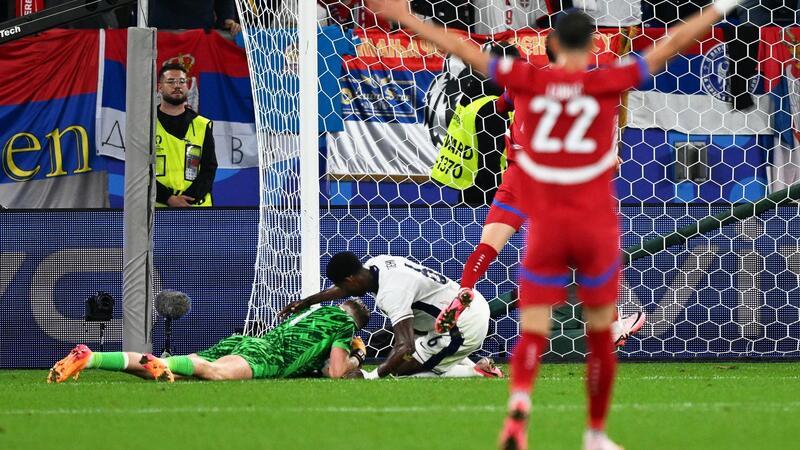 Englands Marc Guehi (M) gratuliert Torhüter Jordan Pickford (l) zu einer Parade - Serbien war bemüht, jedoch glücklos.