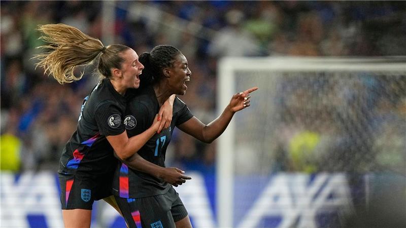 „An die Tür gehämmert“: Agyemang erlöst England Englands Michelle Agyemang (r) feiert mit Ella Toone ihr spätes 1:1.