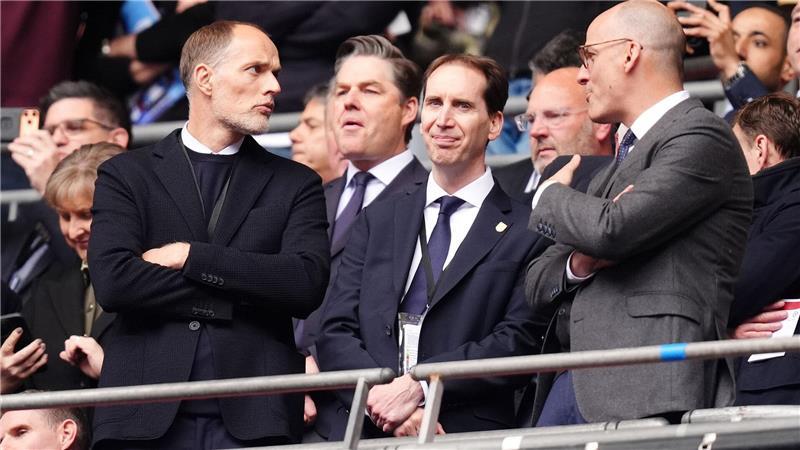 Manchester City gewinnt FA Cup - 1:0-Sieg gegen Chelsea Englands Nationaltrainer Thomas Tuchel (l) und FA-Chef Mark Bullingham (M) stehen auf der Tribüne.