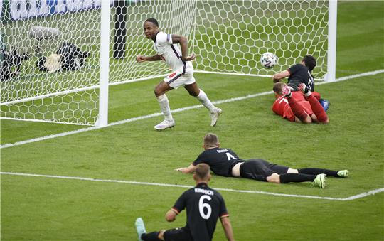 Englands Raheem Sterling erzielt das Tor zum 1:0. Die deutschen Spieler liegen geschlagen am Boden. Foto: John Sibley/POOL Reuters/dpa