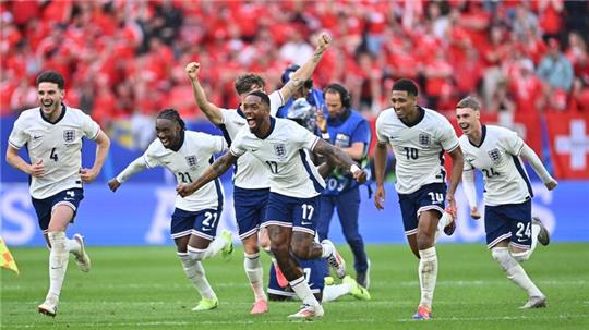 Englands Spieler feiern nach dem gewonnenen Elfmeterschießen.