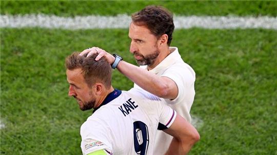 Englands Trainer Gareth Southgate (r) und Harry Kane.