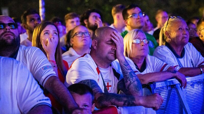 Kanes Titel-Trauma verlängert Englands Warten auf Erlösung Englische Fans trauern nach der 1:2-Finalniederlage bei der Fußball-EM gegen Spanien.