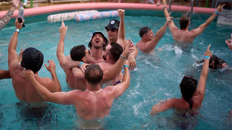 Englische Fußballfans singen zur Musik mit, während sie am Vorabend ihres Viertelfinalspiels im „The Clevelander“ am Ocean Drive in Miami baden.