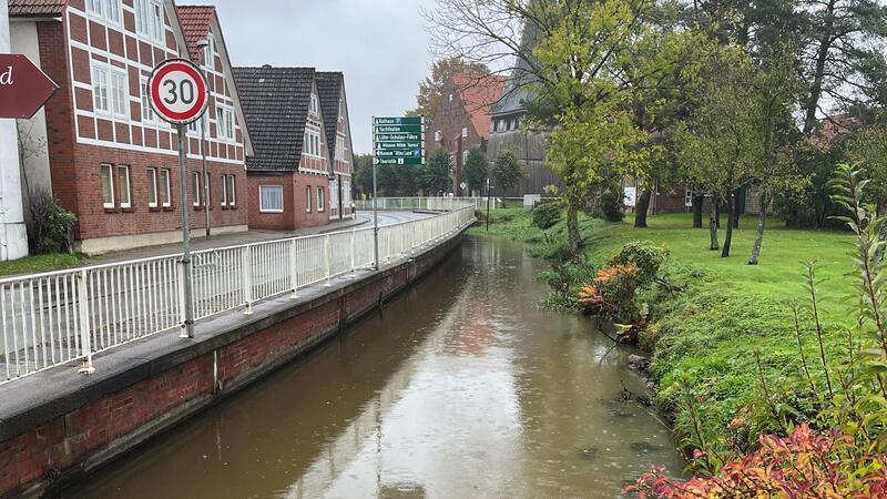 Extremwetter: Altländer wollen die Wassermassen bei Starkregen bändigen Engpass: Die Mauern zwischen Kirche und Rathaus engen die Wettern ein.