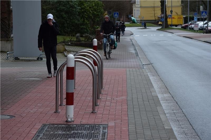 Engpass Hohenwedeler Weg vom Kreisel her kommend. Die Stadt hat hier schon zwei Parkplätze weggenommen, um die Situation übersichtlicher zu gestalten. Foto: Strüning